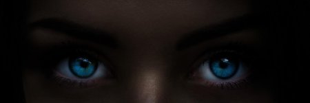 Глаз девочки на синем фоне