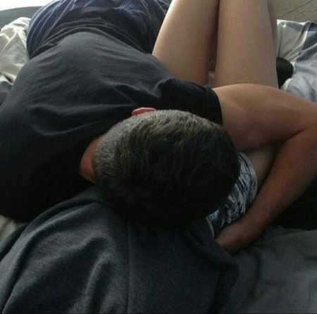 Парень лежит на коленях у девушки