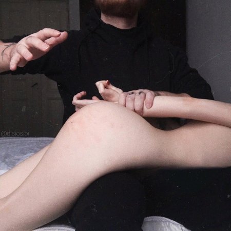 Парень шлепает