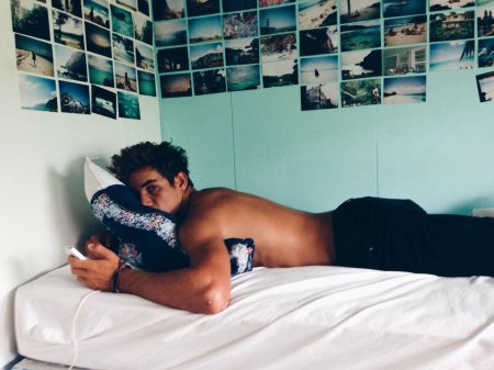 Спящий красивый мужчина