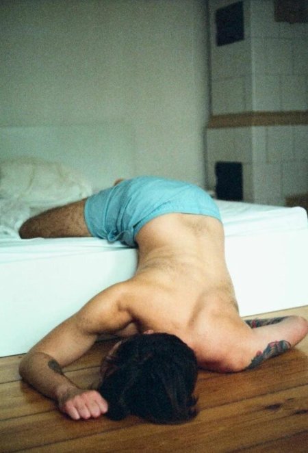 Человек упал с кровати