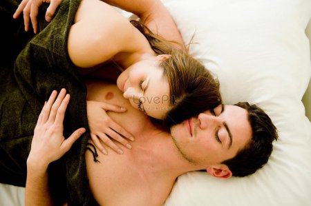 Лежит на груди