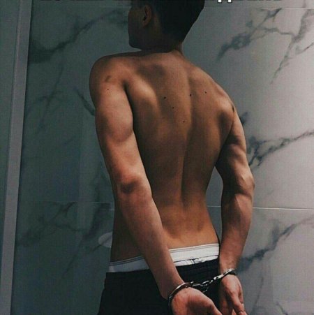 Красивые стройные юноши