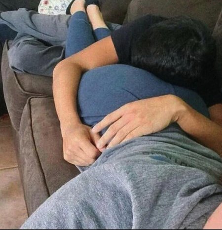 Парень лежит на попе