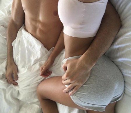 Мужская рука на талии