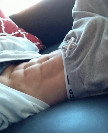 Парень с прессом