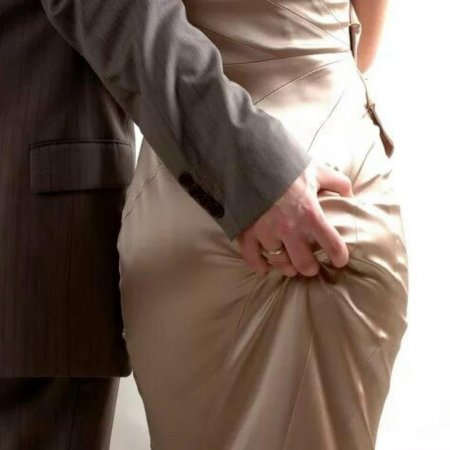 Мужчина держит женщину за попу