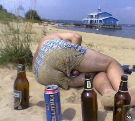 Мужик с пивом на пляже