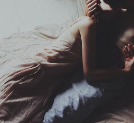 Обнимаются в постели