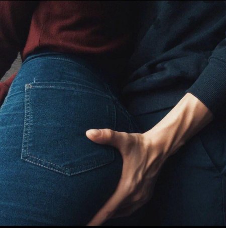 Рука в джинсах