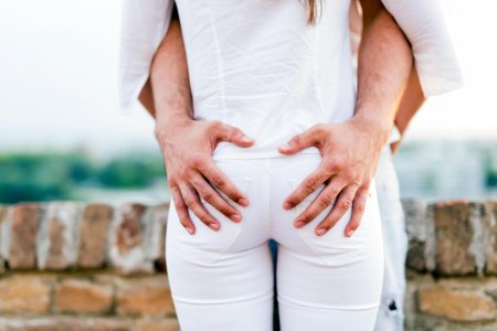 Мужские руки на попе