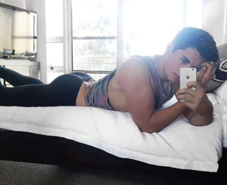 Парень в кровати