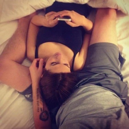 Парень сдевушекой в кровати