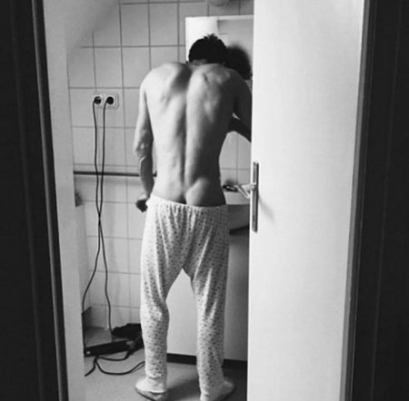 Парень в полотенце