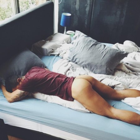 Пьяный голый парень спит частное