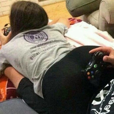 Парень и Левушка играют