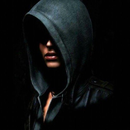 Девушка в капюшоне