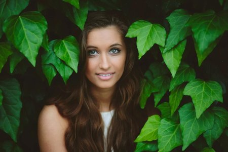Девушка с листьями