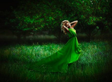 Женщина в зеленом платье