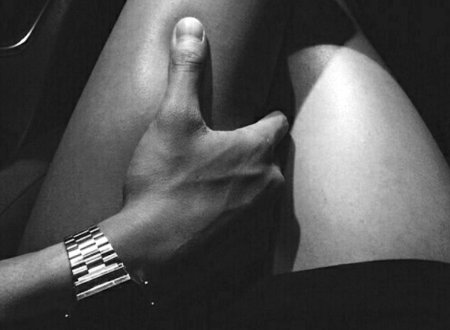 Мужская рука на женской коленке