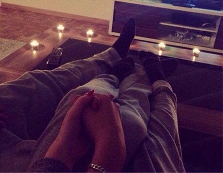 Парень с девушкой дома