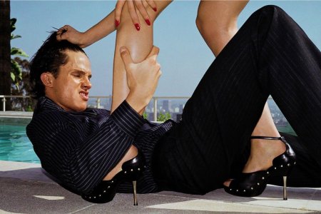 Мужчина у женских ног