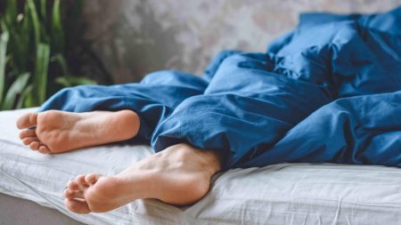 Мужские ноги на кровати
