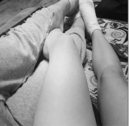 Ноги девушки на парне