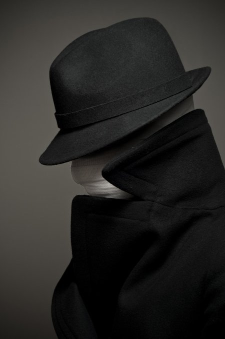 Человек в шляпе без лица