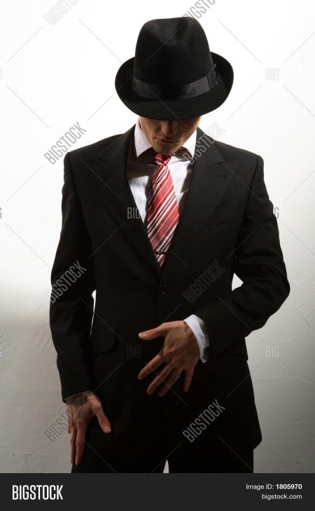 Мужчина в костюме и шляпе