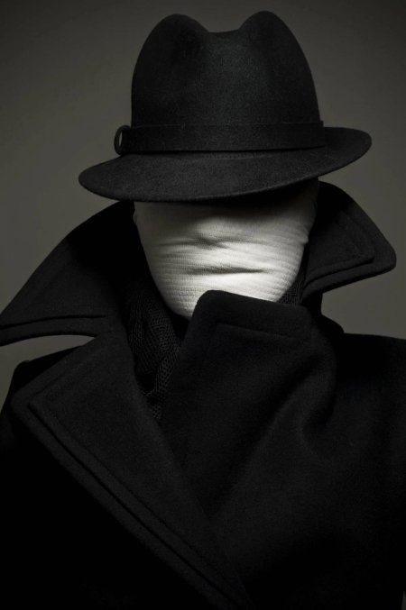 Человек в шляпе без лица