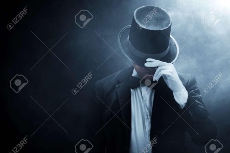 Мужчина в костюме и шляпе