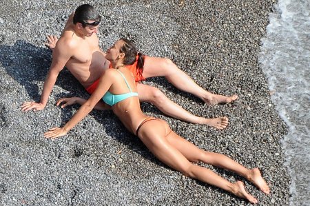 Ирина Шейк и Брэдли Купер на пляже