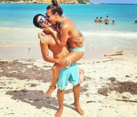 Парень и девушка на пляже