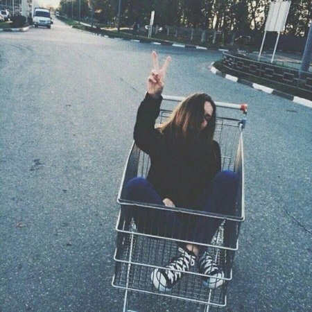 Девочка с тележкой