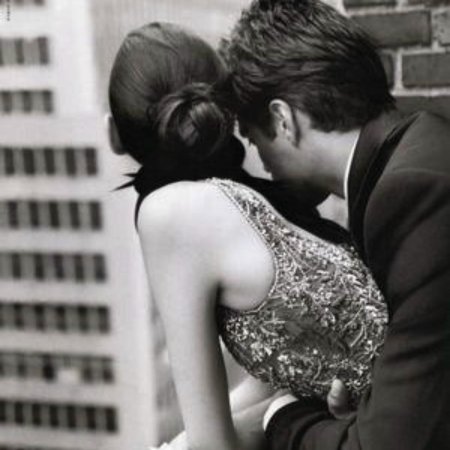 Обнимает девушку