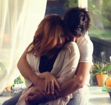 Мужчина обнимает девушку сзади