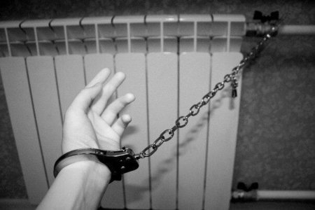 Наручниками к батарее