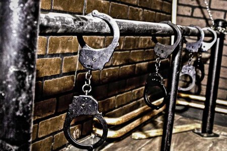 Прикованная наручниками