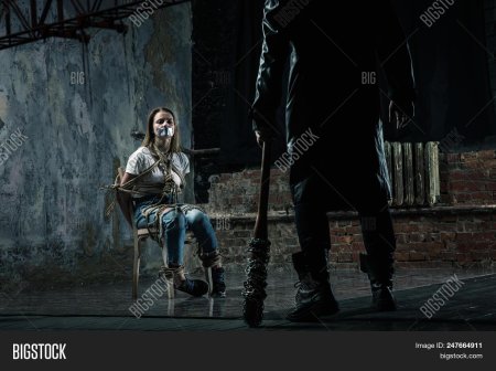 Человек привязан к стулу