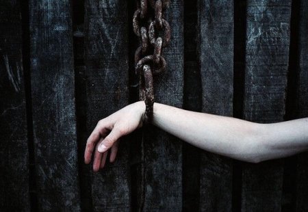 Руки в цепях