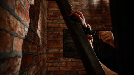 Мужчина прикован к стене