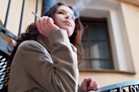 Девушка курит