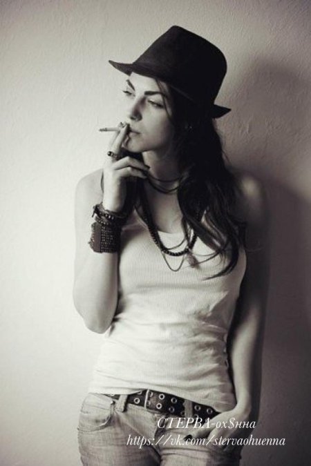 Красивая курящая девушка