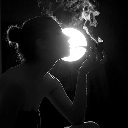 Девушка в темноте