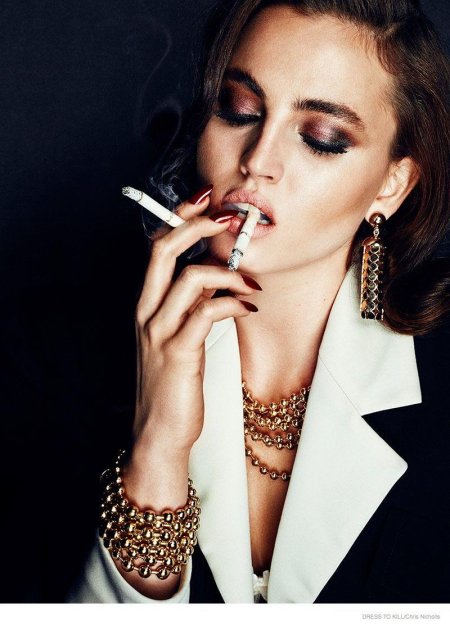 Девушка с сигарой