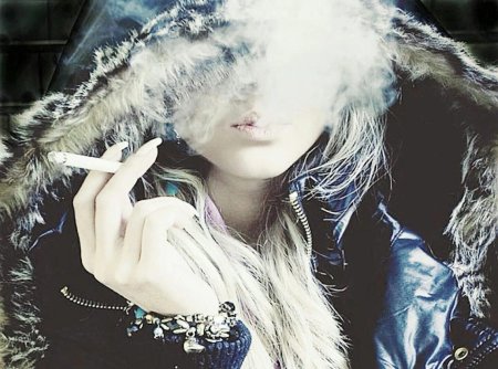 Блондинка с сигаретой