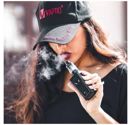 Девушка с электронной сигаретой