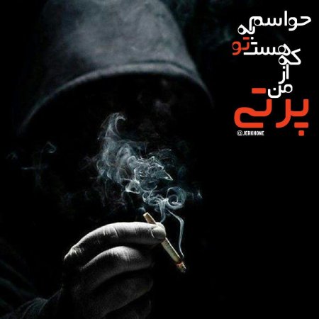 Человек в капюшоне с сигаретой