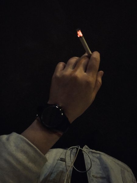 Парень с сигаретой в руках